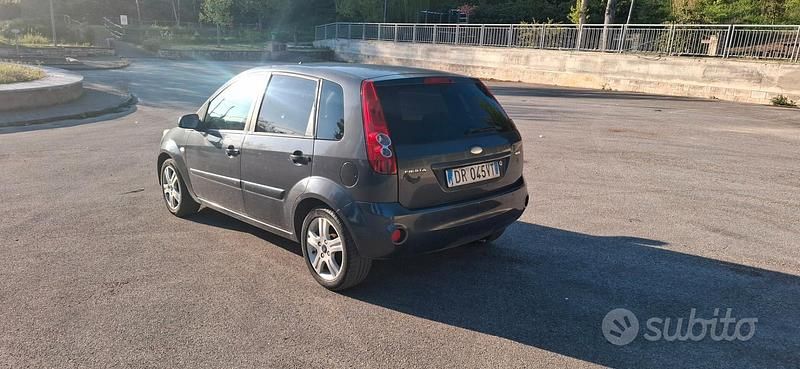 Begagnad Ford Fiesta 67 HK (49 kW) 2008 Grå Halvkombi
