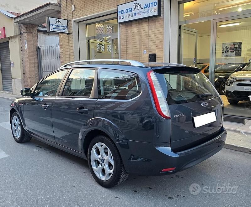 Usata Ford Focus 110 CV (80 kW) 2011 Grigio Station wagon