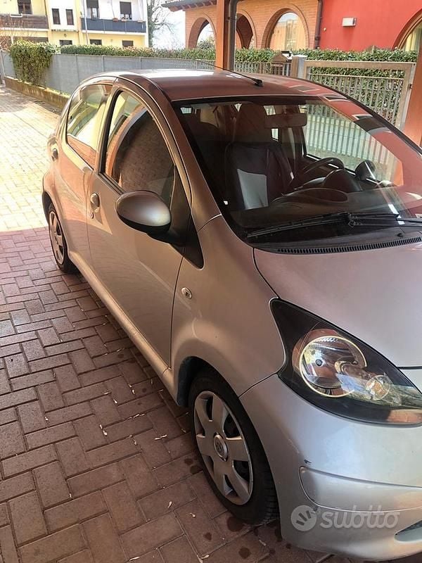 Usata Toyota Aygo 67 CV (49 kW) 2008 Grigio Utilitaria