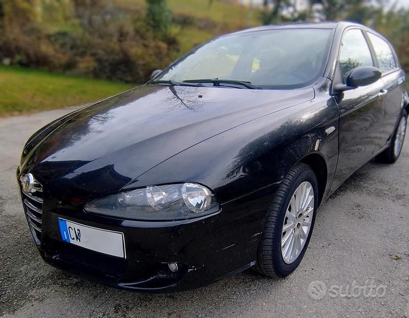 Usata Alfa Romeo 147 Distinctive 120 CV (88 kW) 2005 Nero Utilitaria