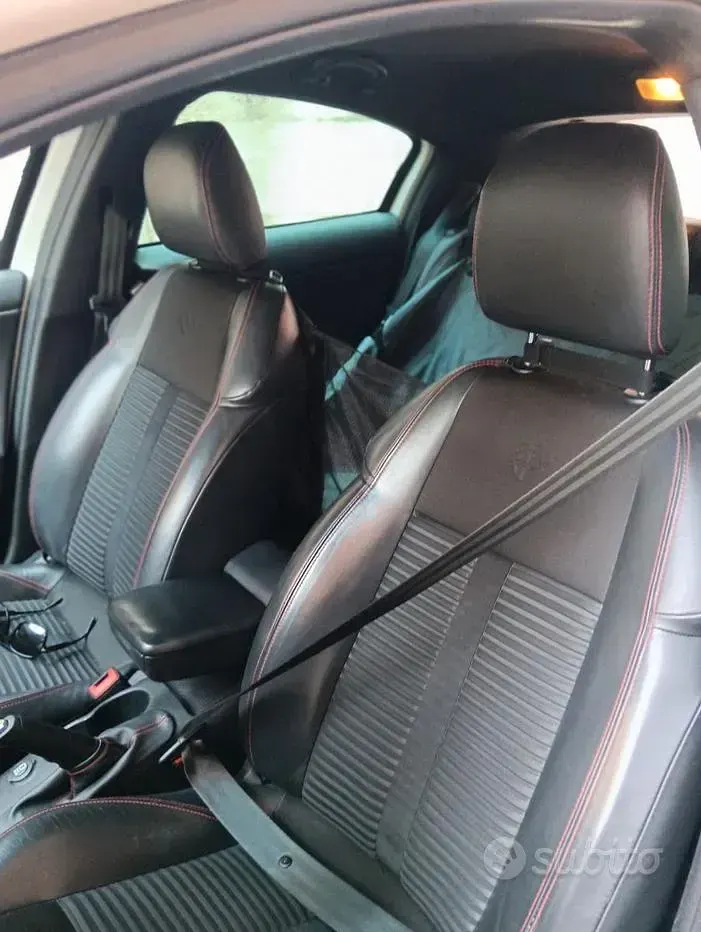 Usata Alfa Romeo Giulietta Exclusive 140 CV (102 kW) 2012 Bianco Utilitaria