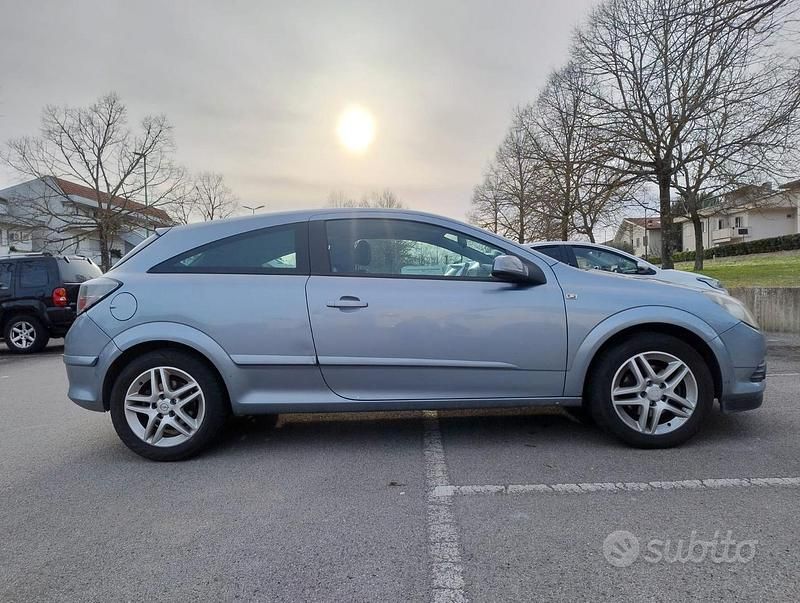 Usata Opel Astra GTC 95 CV (69 kW) 2007 Grigio Monovolume