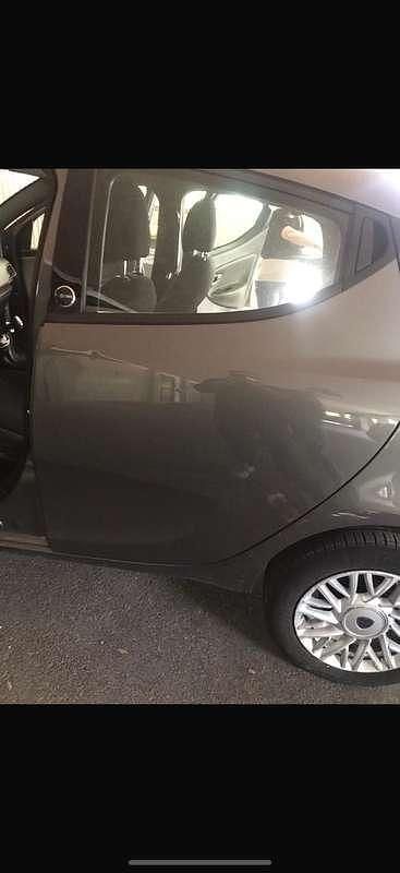 Usata Lancia Ypsilon 86 CV (63 kW) 2015 Grigio Utilitaria