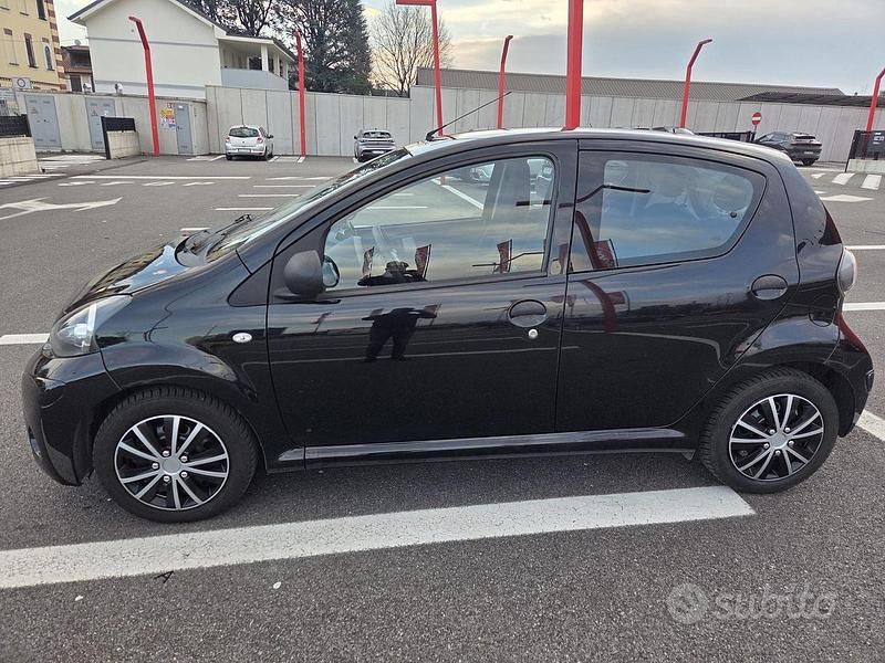 Usata Toyota Aygo 68 CV (50 kW) 2013 Nero Utilitaria