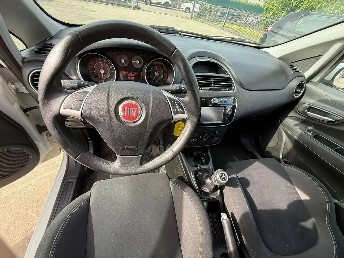 Usata Fiat Punto Lounge 77 CV (56 kW) 2016 Bianco Utilitaria