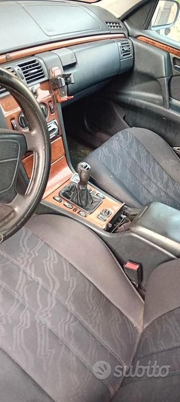 Usata Mercedes E220 143 CV (105 kW) 2000 Berlina
