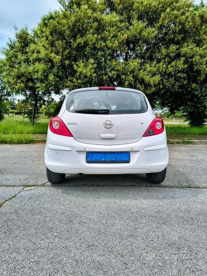 Begagnad Opel Corsa 85 HK (62 kW) 2012 Vit Halvkombi