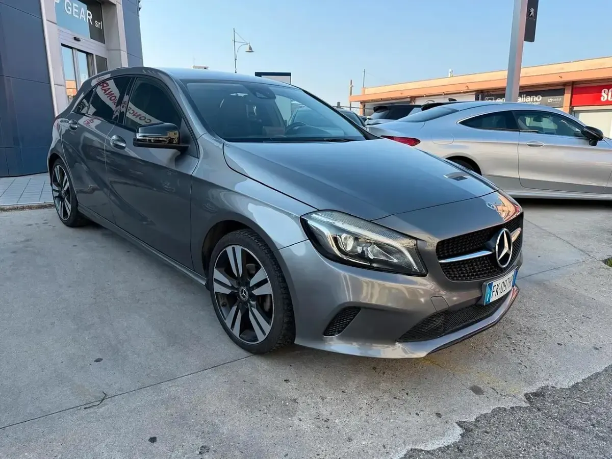 Usata Mercedes A180 Premium 109 CV (80 kW) 2017 Marrone Utilitaria
