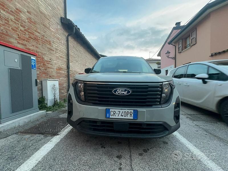Käytetty Ford Tourneo Courier 125 HP (91 kW) 2024 Harmaa Tila-auto