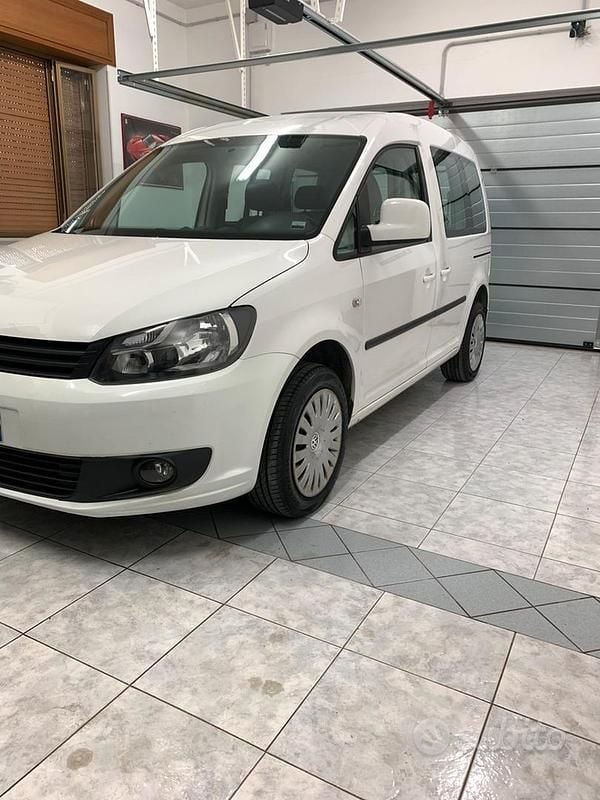 Begagnad VW Caddy 102 HK (75 kW) 2012 Minibuss