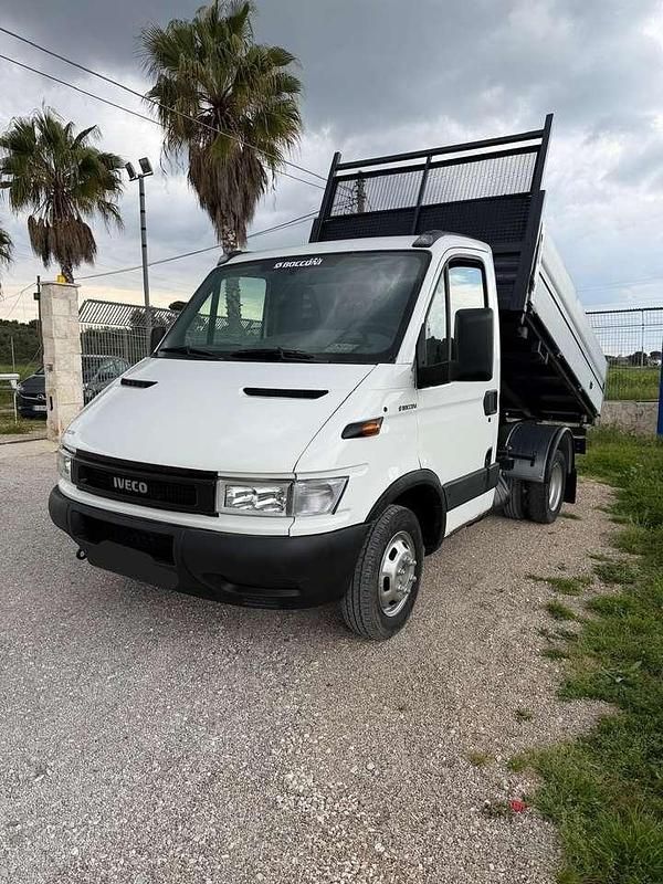 Usata Iveco Daily 86 CV (63 kW) 2001 Bianco Furgone