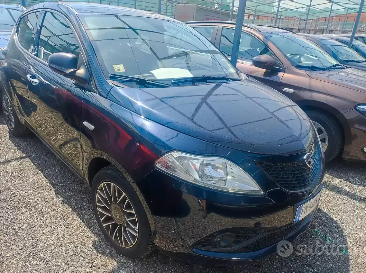 Usata Lancia Ypsilon Gold 69 CV (50 kW) 2018 Bluazzurro Utilitaria