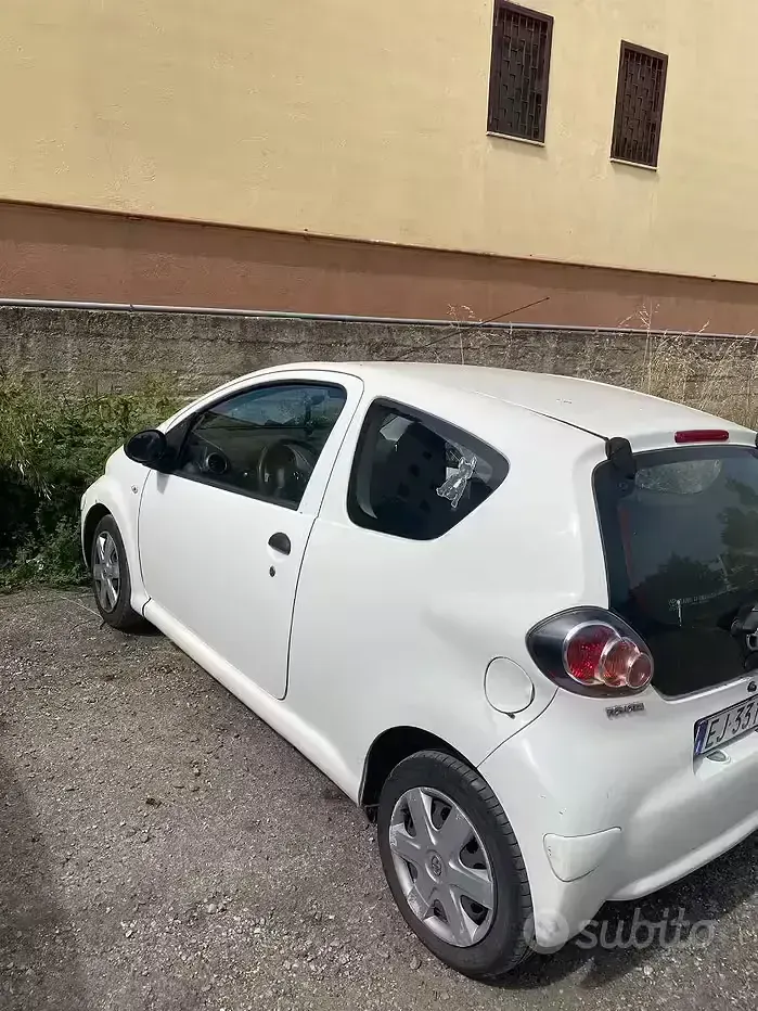 Usata Toyota Aygo 68 CV (50 kW) 2011 Bianco Utilitaria