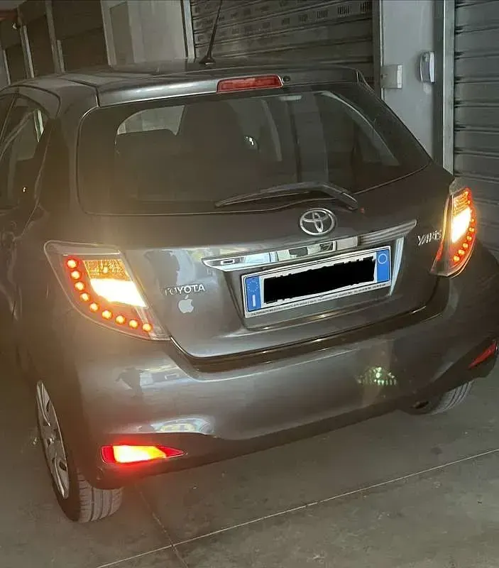 Usata Toyota Yaris Active 90 CV (66 kW) 2012 Grigio Utilitaria