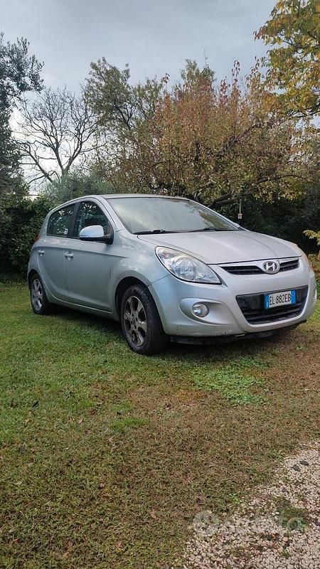 Usata Hyundai i20 85 CV (62 kW) 2012 Grigio Berlina