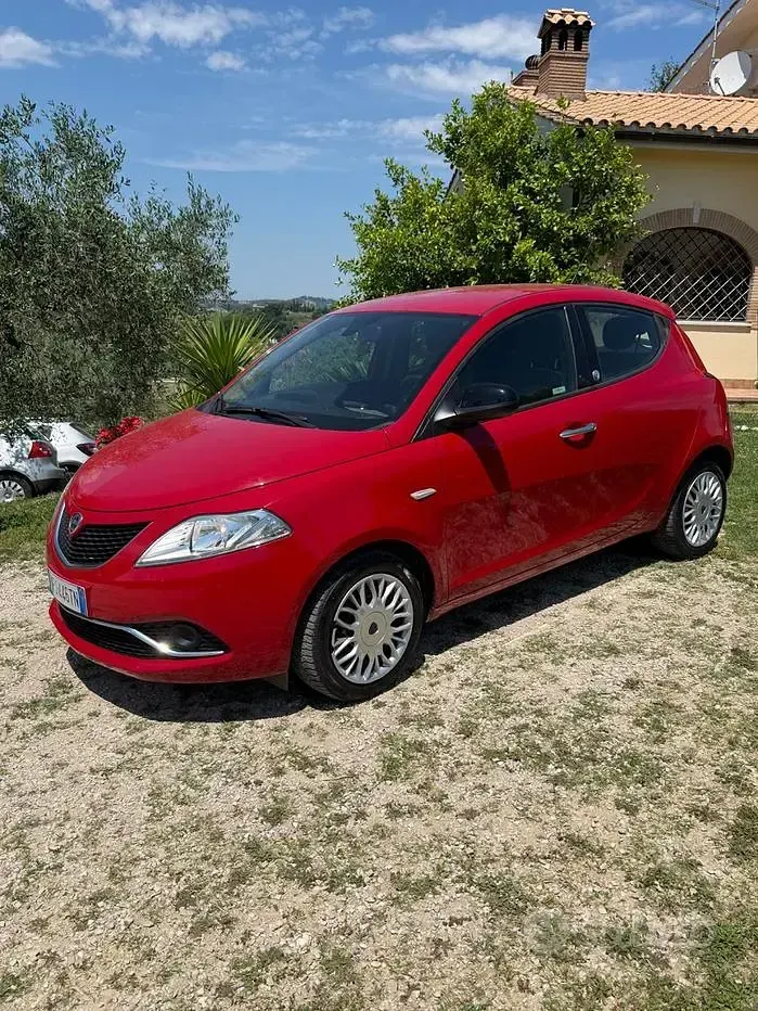 Usata Lancia Ypsilon 69 CV (50 kW) 2018 Rosso Utilitaria