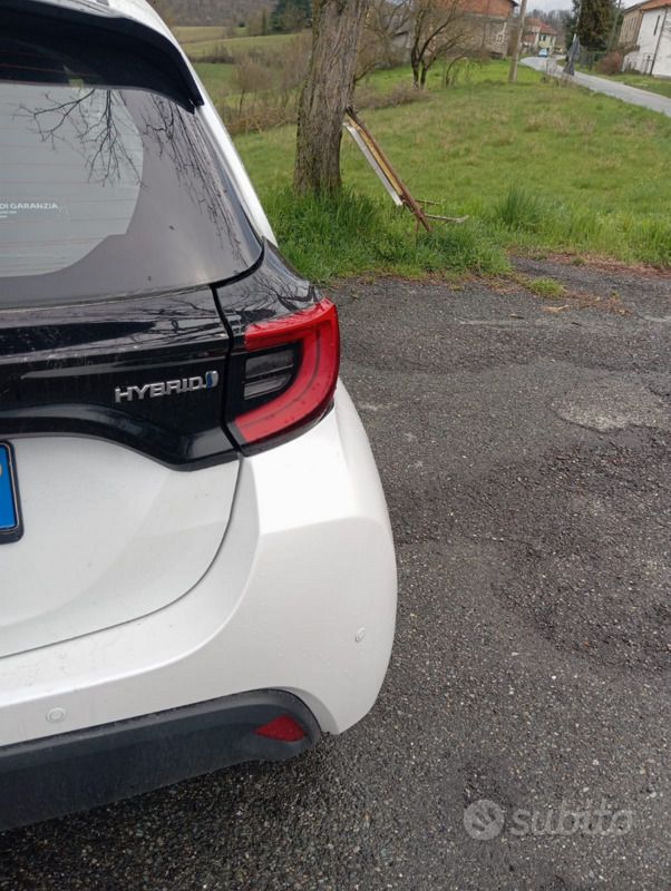 Usata Toyota Yaris 105 CV (77 kW) 2021 Bianco Utilitaria