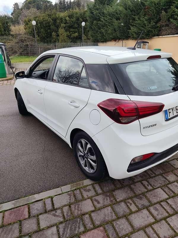 Usata Hyundai i20 73 CV (53 kW) 2019 Bianco Utilitaria