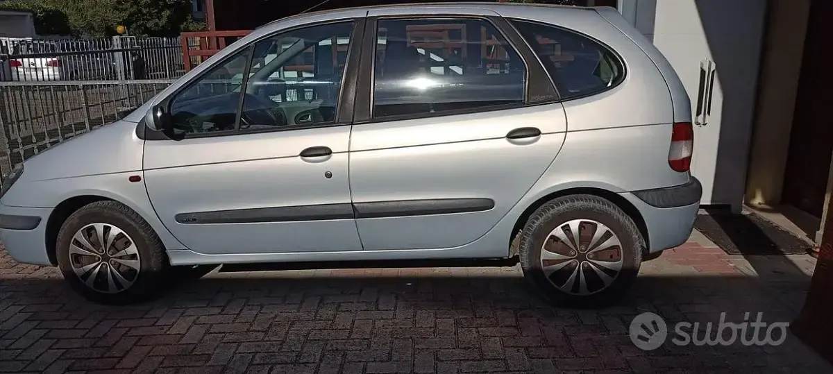 Usata Renault Scénic 102 CV (75 kW) 2003 Grigio Monovolume