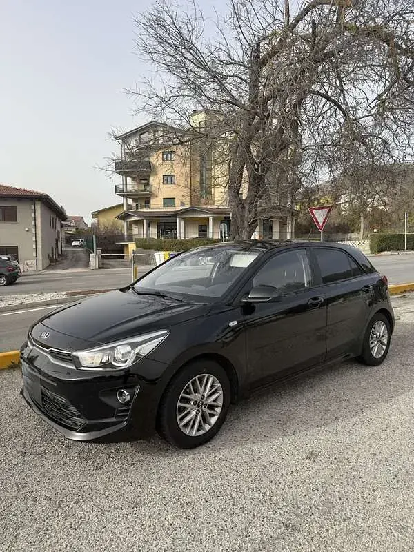 Usata Kia Rio Comfort 84 CV (61 kW) 2021 Nero Berlina