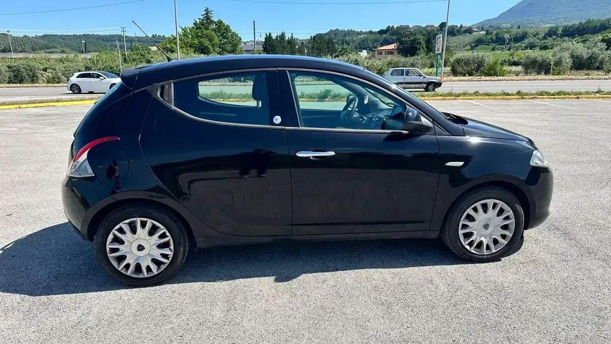 Usata Lancia Ypsilon Silver 69 CV (50 kW) 2012 Nero Utilitaria