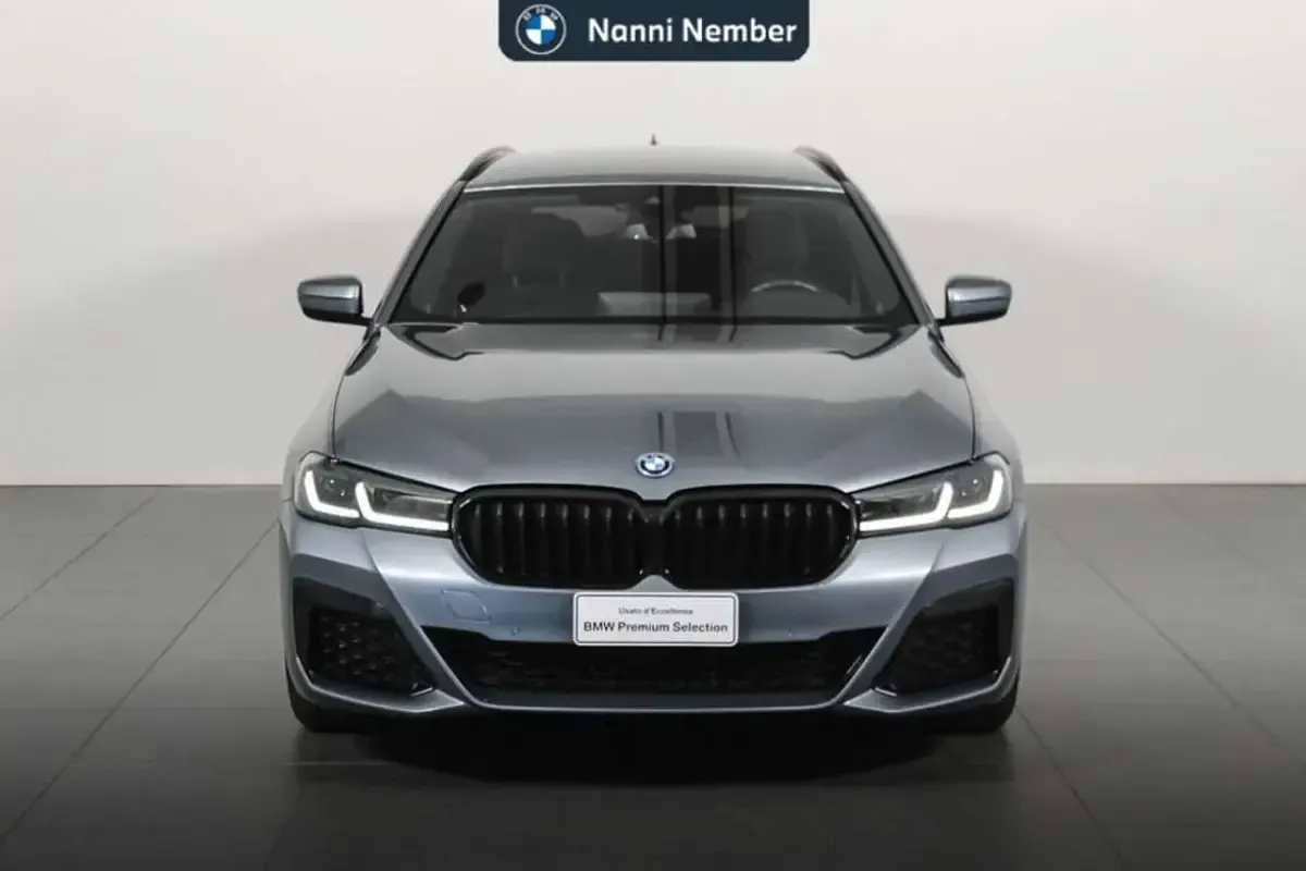 Usata BMW 530e M Sport 292 CV (214 kW) 2022 Bluestone metallizzato Station wagon