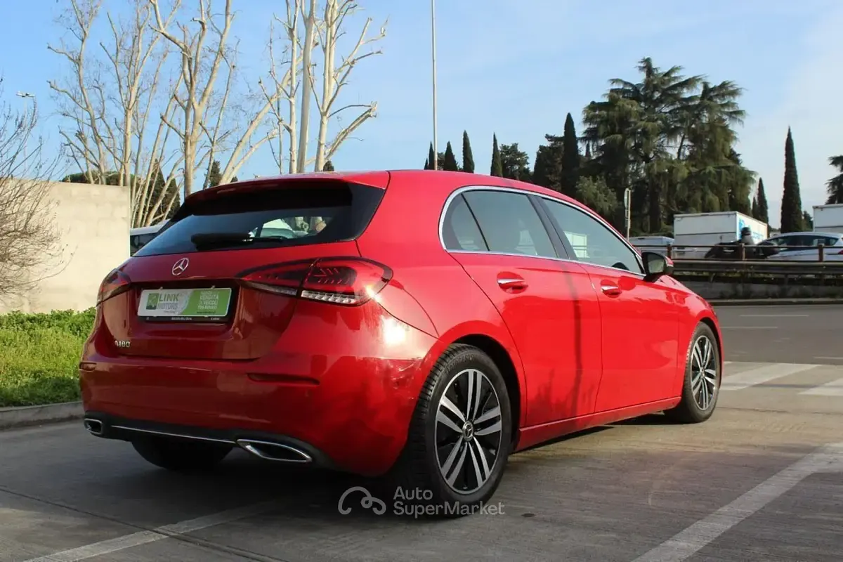 Gebraucht Mercedes A180 Premium 136 PS (100 kW) 2019 Rot Limousine