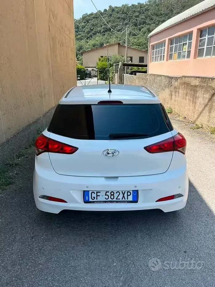 Usata Hyundai i20 75 CV (55 kW) 2015 Bianco Berlina