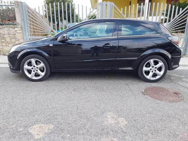 Nero Usata 2007 Opel Astra GTC Cosmo Tre volumi | 3000 € (Super prezzo) - Immagine 1/4