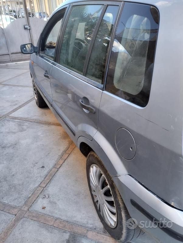 Usata Ford Fusion 68 CV (50 kW) 2006 Blu Berlina