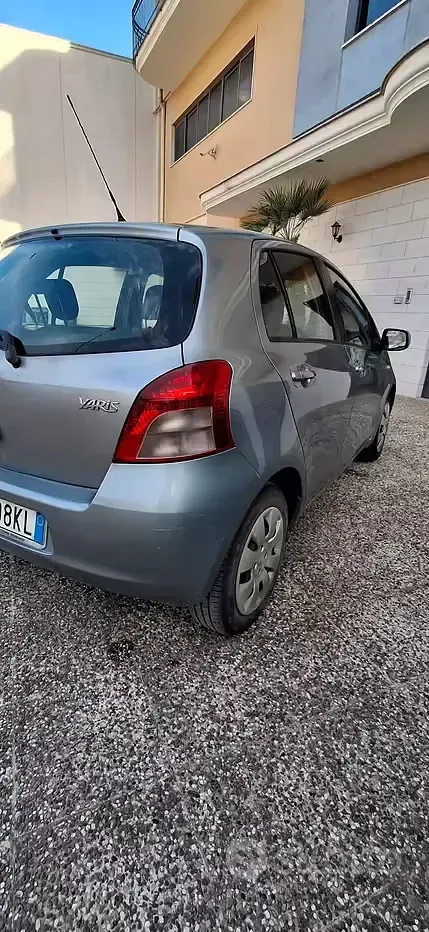 Usata Toyota Yaris Sol 69 CV (50 kW) 2006 Grigio Berlina