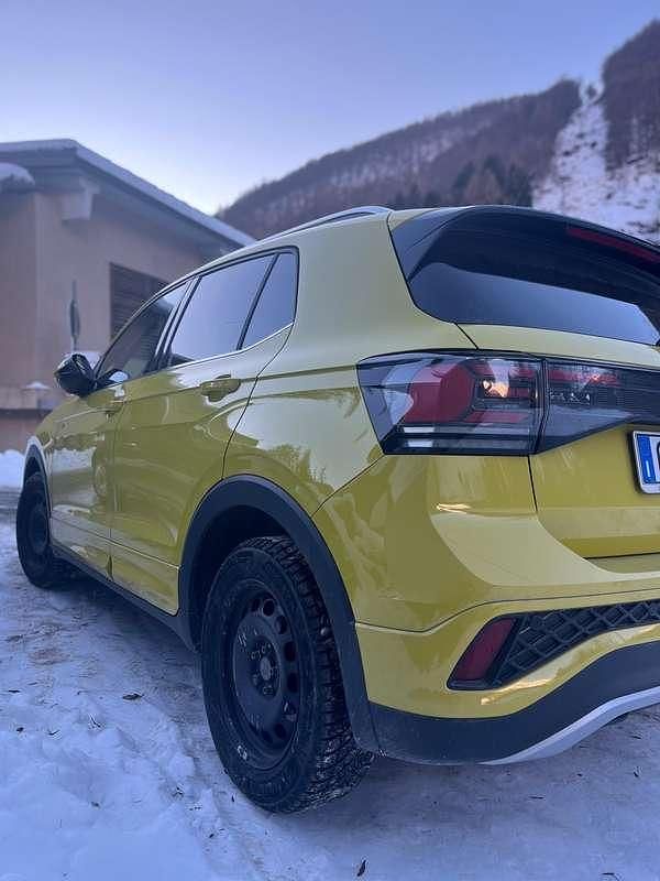 Usata VW T-Cross R-line 116 CV (85 kW) 2024 Giallo SUV