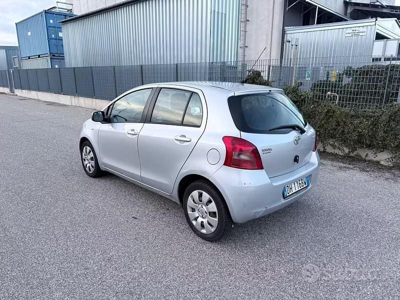 Usata Toyota Yaris 87 CV (63 kW) 2007 Grigio Utilitaria