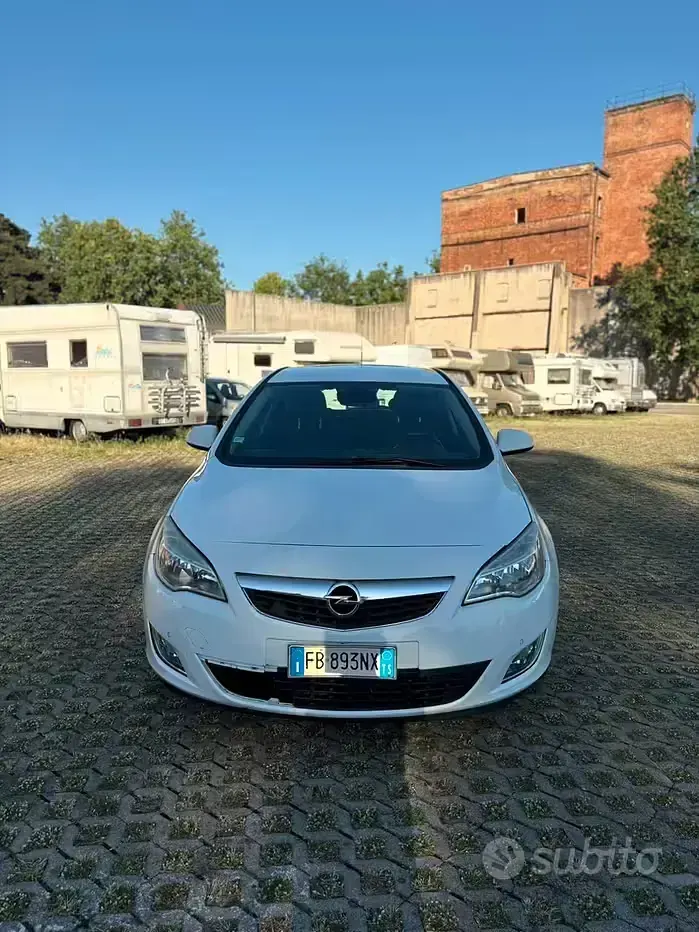 Usata Opel Astra 125 CV (91 kW) 2011 Bianco Berlina