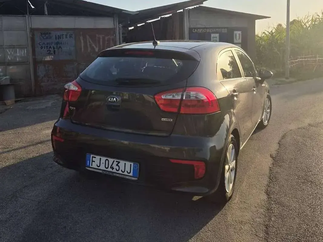 Usata Kia Rio Active 75 CV (55 kW) 2017 Grigio Berlina