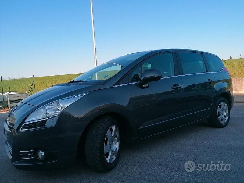 Usata Peugeot 5008 112 CV (82 kW) 2012 Grigio Monovolume