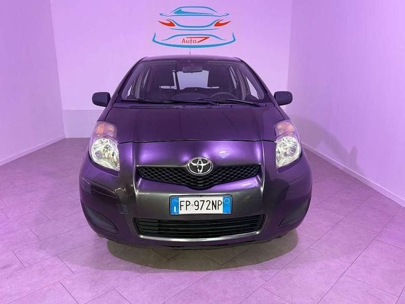 Grigio Usata 2010 Toyota Yaris Tre volumi | 4790 € (Buon prezzo) - Immagine 1/4