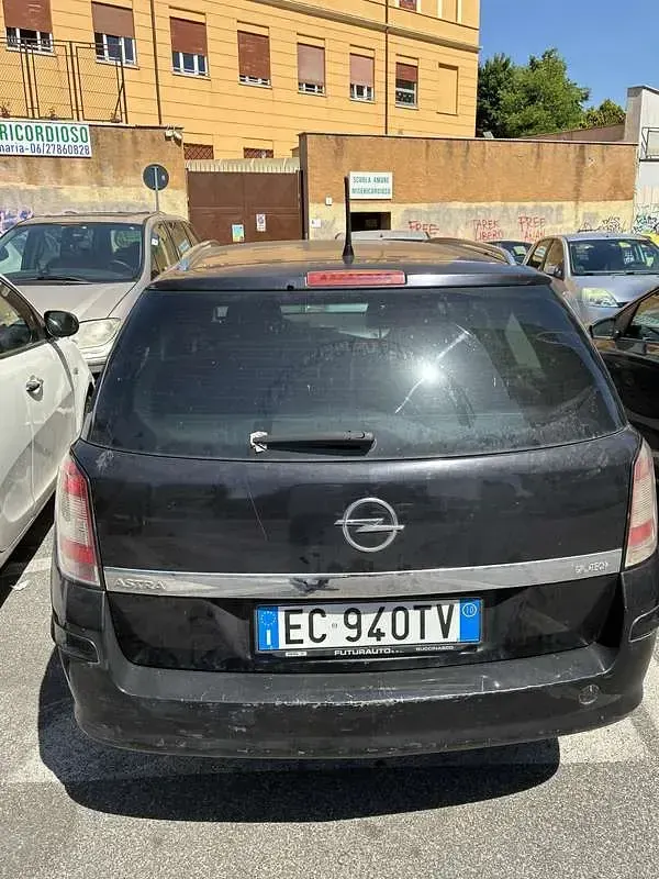 Usata Opel Astra Enjoy 116 CV (85 kW) 2010 Nero Station wagon