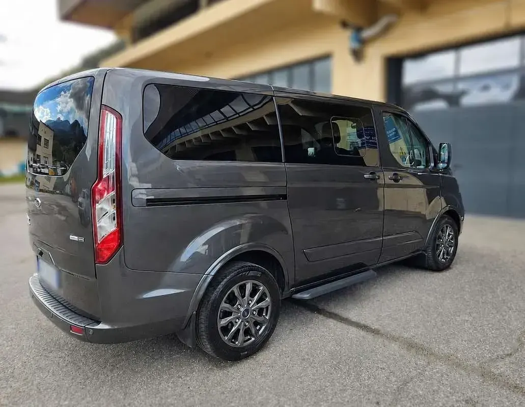 Usata Ford Tourneo Titanium 129 CV (94 kW) 2022 Nero Monovolume