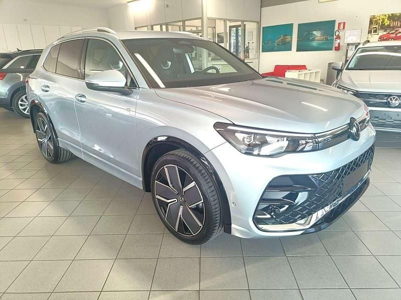 Nuova VW Tiguan R-line 151 CV (111 kW) 2025 Dolomite silver metallizzato SUV