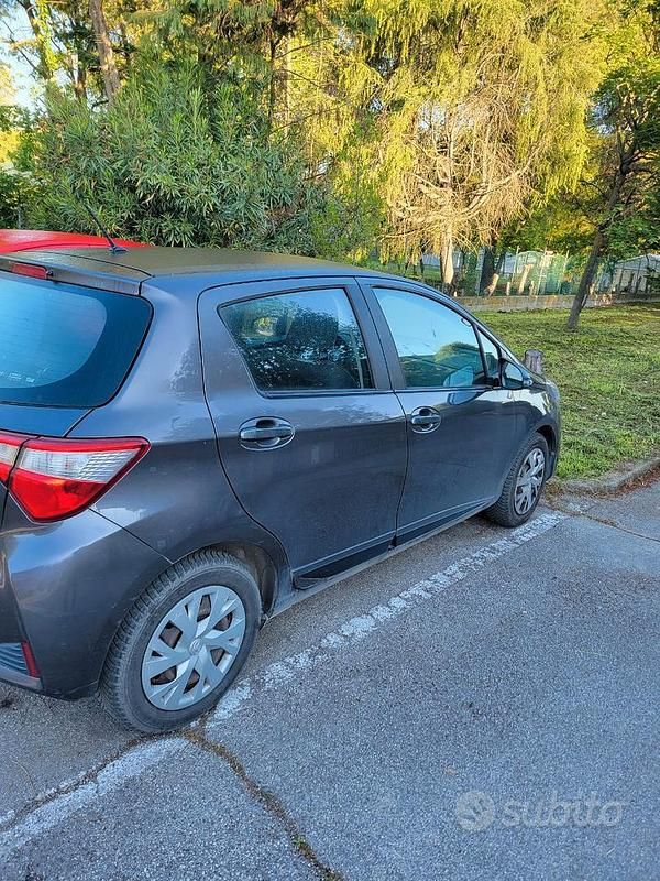 Usata Toyota Yaris Cool 69 CV (50 kW) 2018 Grigio Berlina