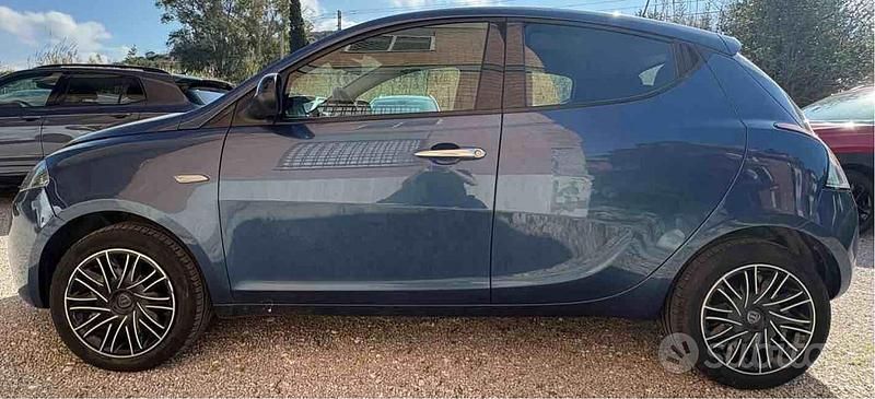 Usata Lancia Ypsilon Gold 69 CV (50 kW) 2023 Blu/azzurro Utilitaria