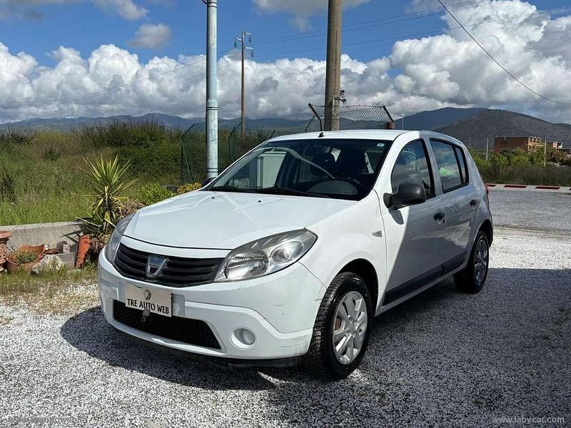Bianco Usata 2012 Dacia Sandero Ambiance Due volumi | 3500 € (Ottimo prezzo) - Immagine 1/4
