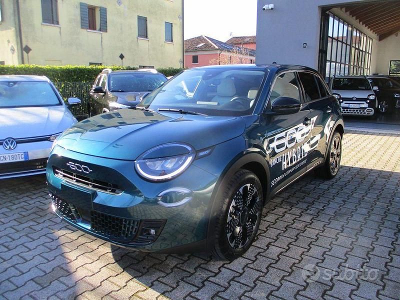 Nuova Fiat 600 La Prima 137 CV (100 kW) 2025 Verde SUV