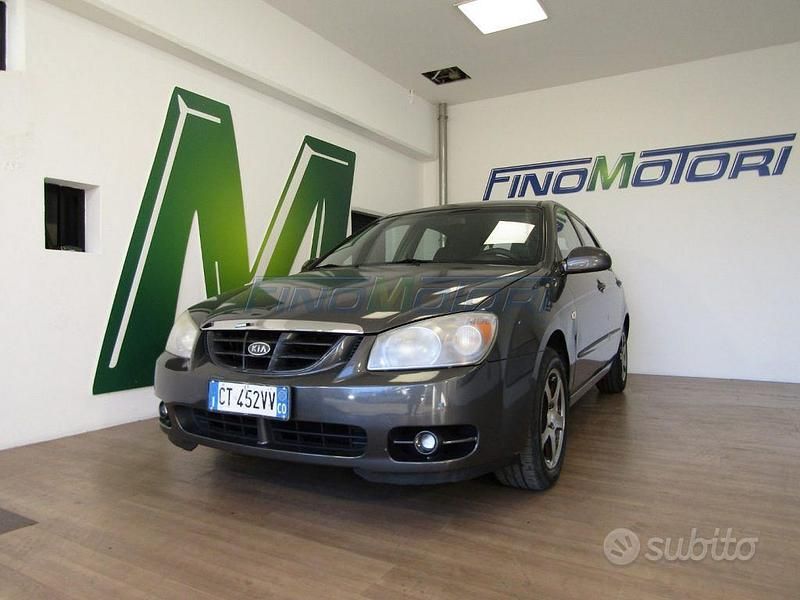Grigio Usata 2005 Kia Cerato EX Tre volumi | 1900 € - Immagine 1/4