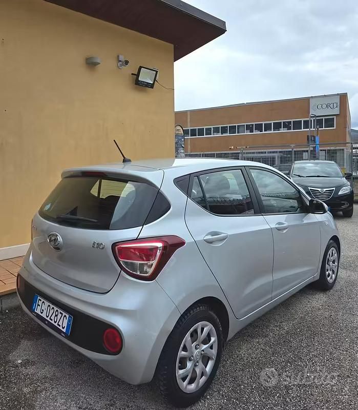 Usata Hyundai i10 Style 66 CV (48 kW) 2017 Grigio Utilitaria