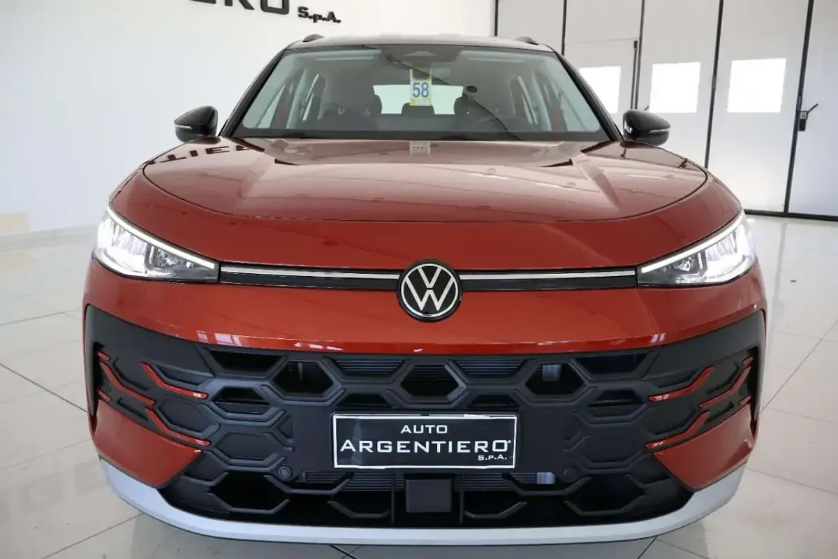 Nuova VW T-Roc Life 116 CV (85 kW) 2026 Red flame met/tetto nero SUV