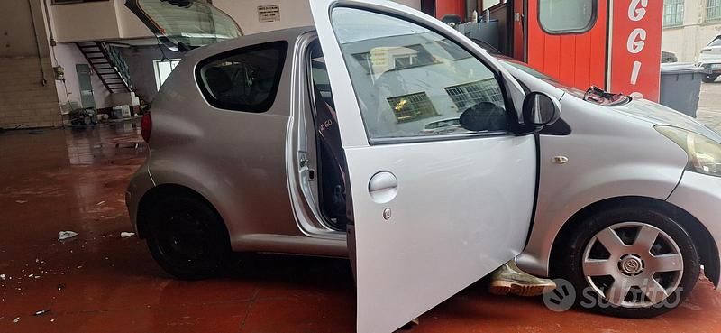 Usata Toyota Aygo 68 CV (50 kW) 2007 Grigio Utilitaria