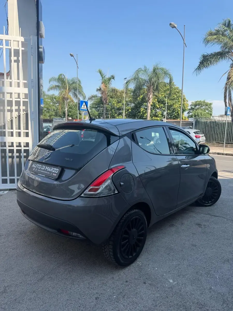 Usata Lancia Ypsilon Gold 69 CV (50 kW) 2022 Grigio Utilitaria