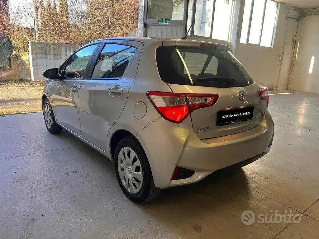 Begagnad Toyota Yaris Cool 72 HK (52 kW) 2019 Grå Sedan